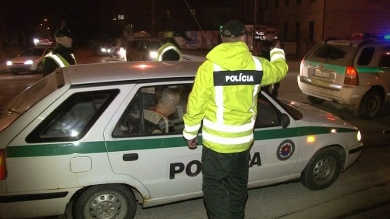 Policajti pri zatýkaní opitého vodiča, ktorý narazil do policajného auta v Kežmarku